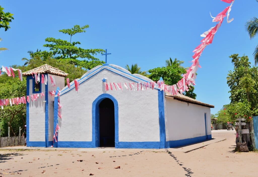 Fachada de uma igrejinha em Caraíva, na Bahia