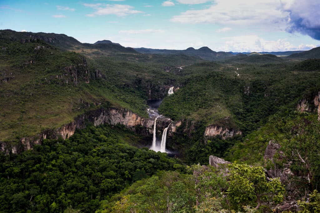 Imagem de uma cachoeira enorme vista de longe na Chapada dos Veadeiros