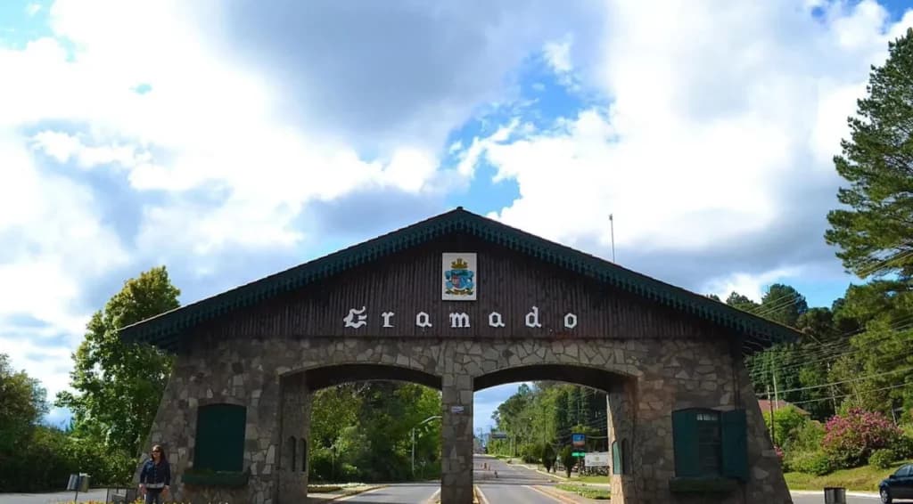 Imagem do pórtico de entrada na cidade de Gramado