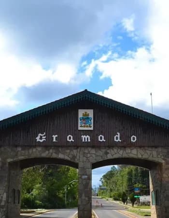 Imagem do pórtico de entrada na cidade de Gramado