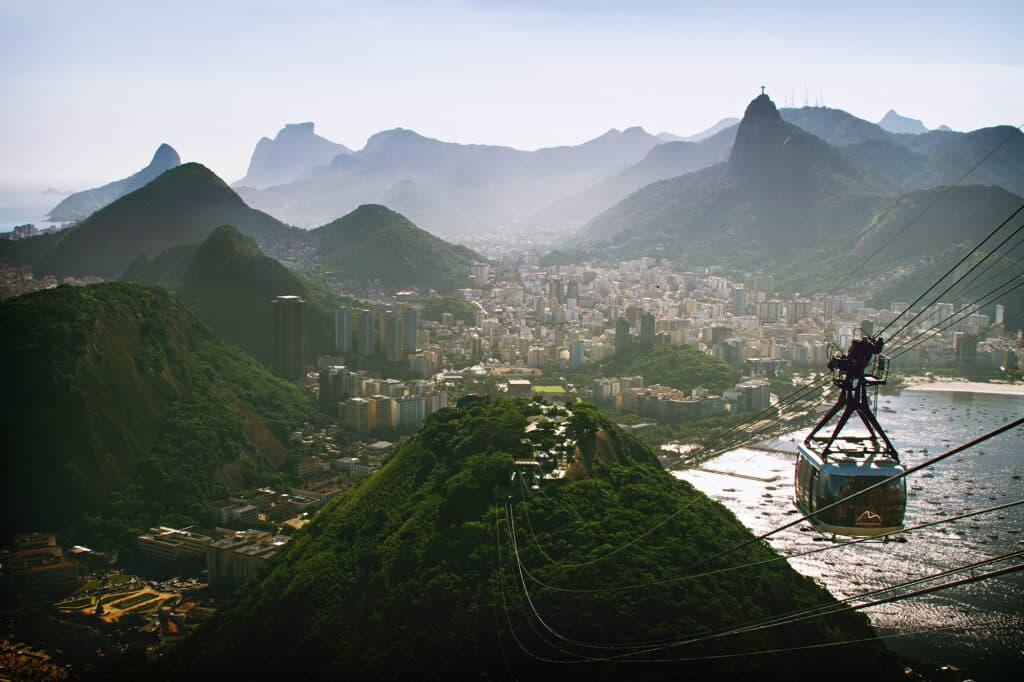 Foto tirada de dentro do bondinho do pão de açucar com o Cristo Redentor ao fundo