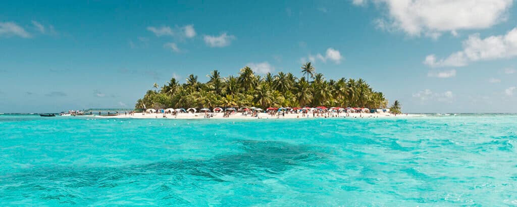 Ilha de San Andrés, com pessoas curtindo uma praia num belo dia ensolarado