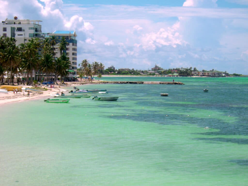 Mar com cores esverdeadas em San Andres