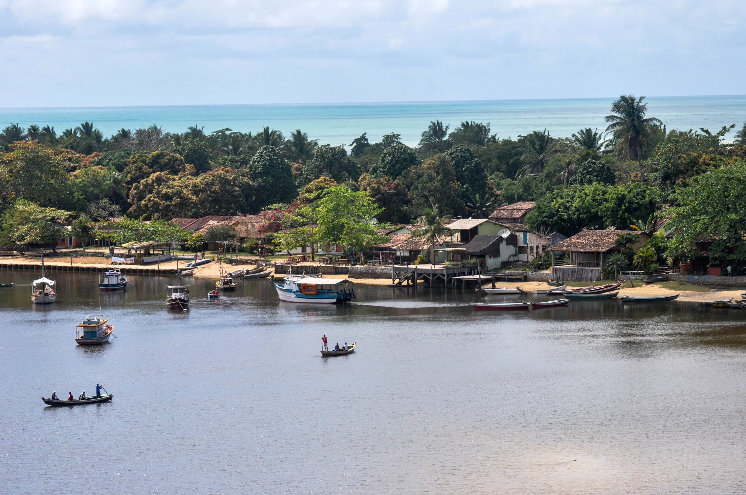 Vila de Caraíva vista de cima, com barcos e pescadores