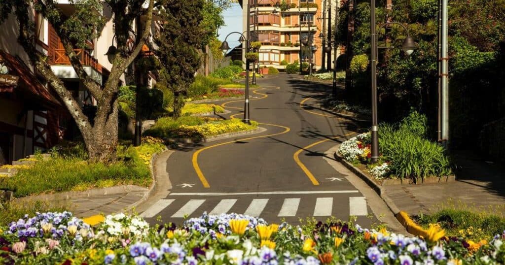 Rua Emílio Sorgetz, em Gramado, mais conhecida como Rua Torta