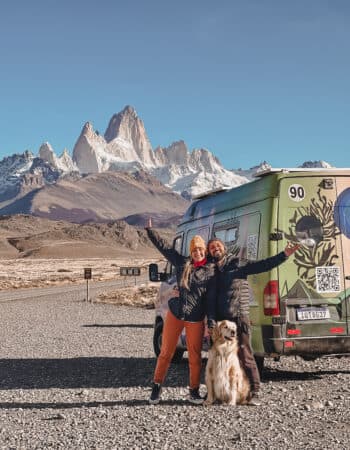 Casal e Golden Retriver na estrada em El Chalten