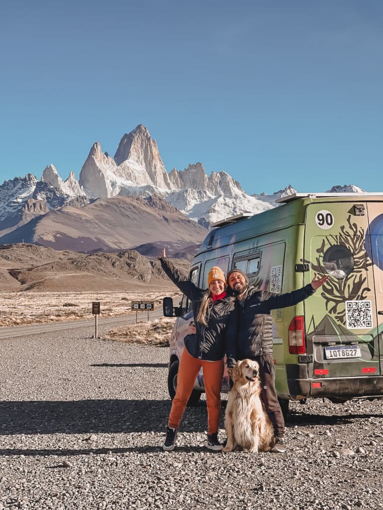 Casal e Golden Retriver na estrada em El Chalten