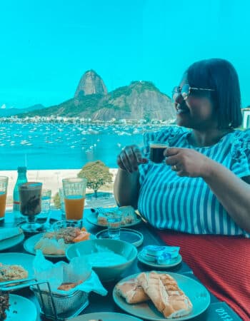 Mulher tomando café da manhã com o pão de açúcar de fundo