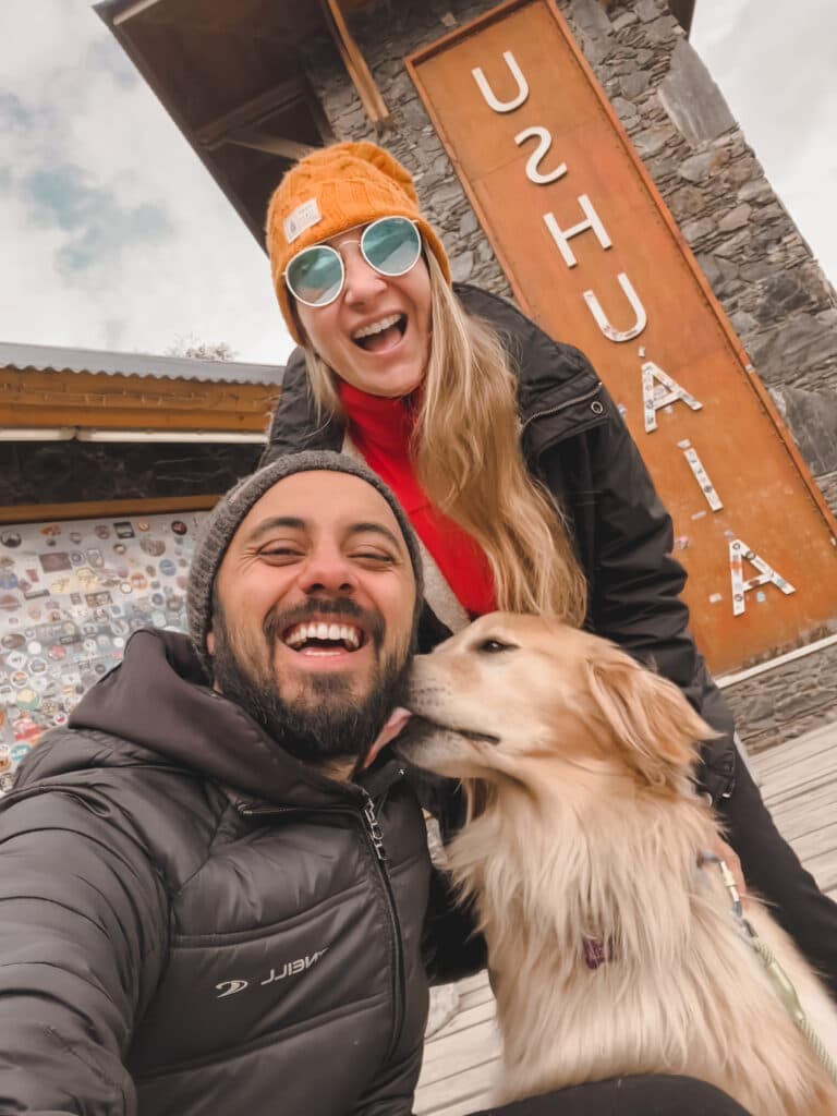 Casal com seu cachorro no portico do Ushuaia