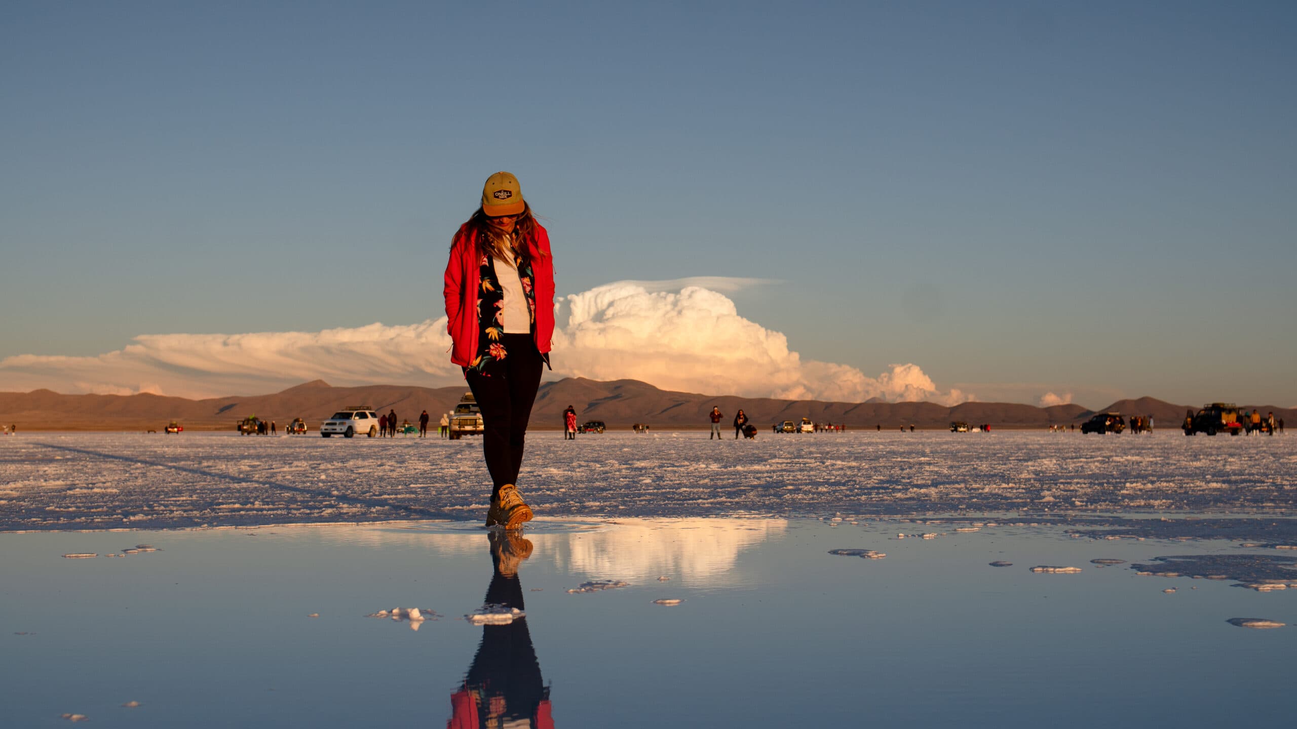 Mulhar andando na zona de alagamento do Salar de Uyuni