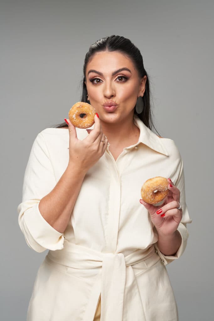 Foto da Mariah Luz segurando 2 donuts