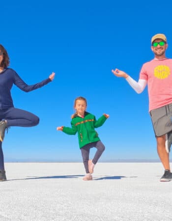 Família posando em poses divertidas com céu azul