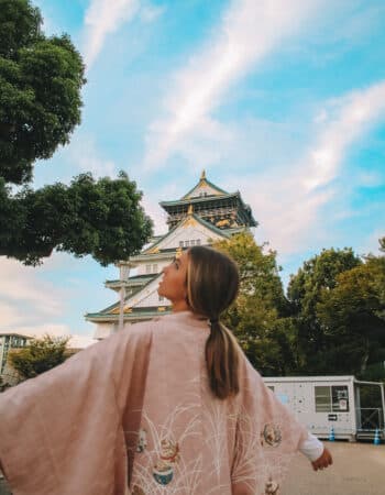 Mulher em frete a um monumento no Japão