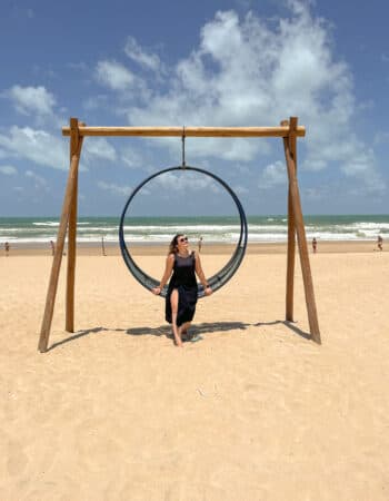 Mulher em um balanço na praia