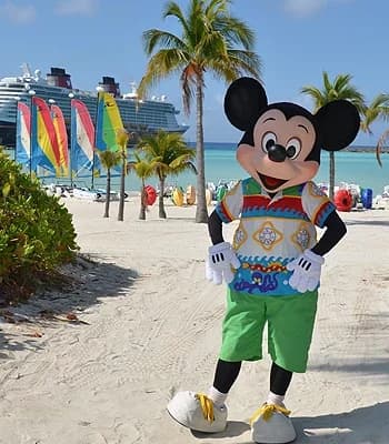 Mickey em Castaway Cay com um cruzeiro ao fundo