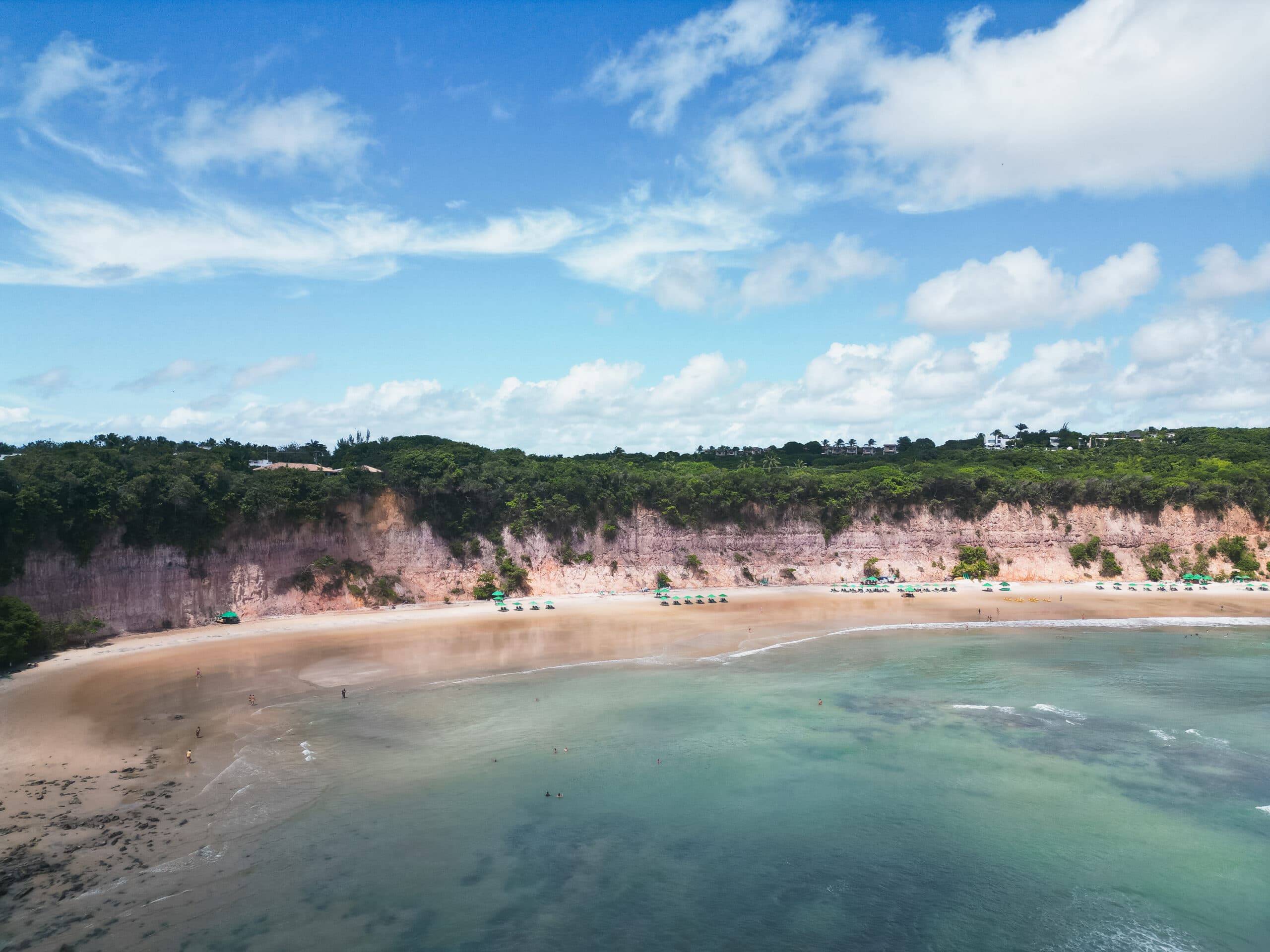 Imagem ampla do mar e costa