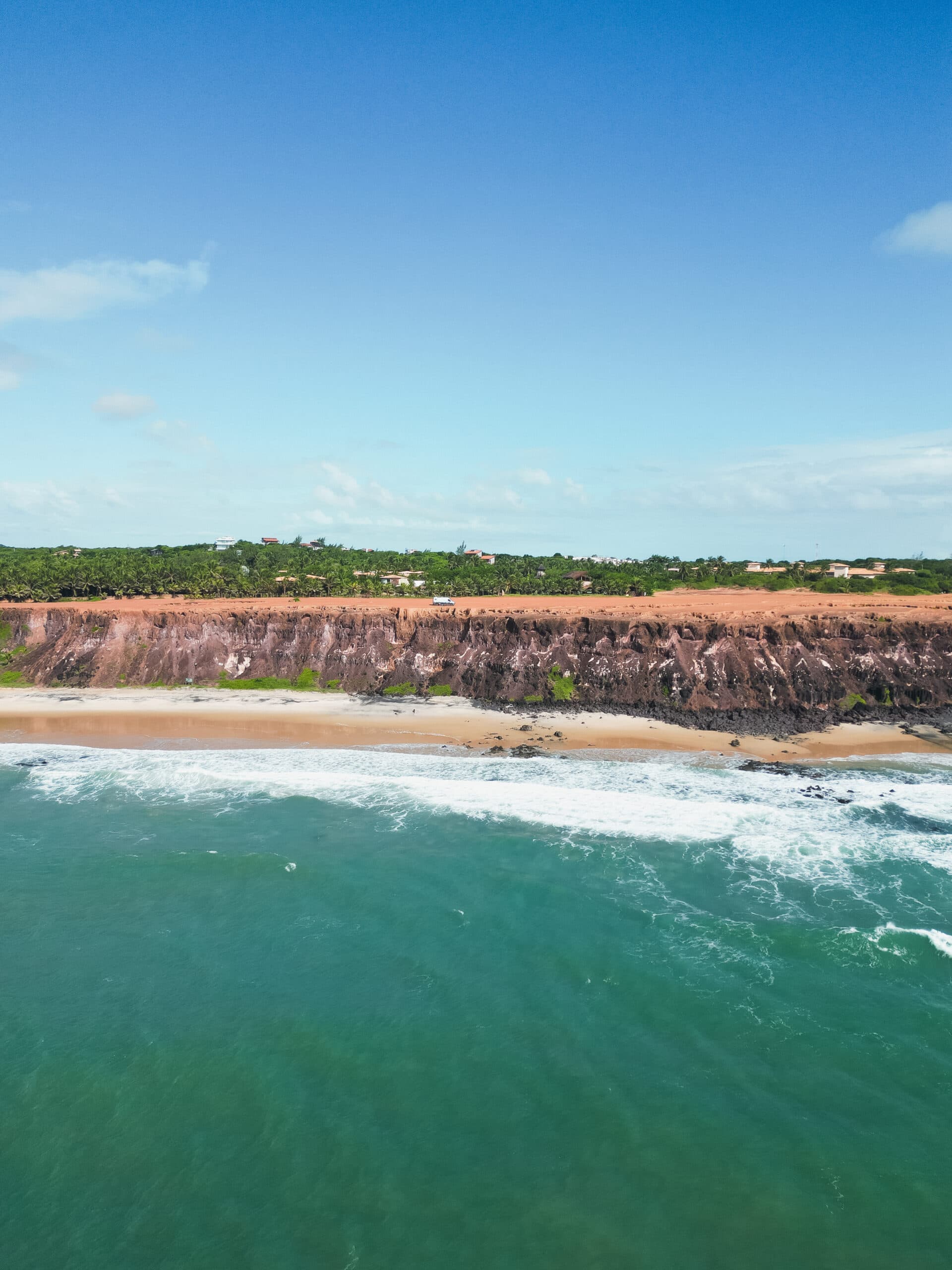 Imagem ampla do mar e costa