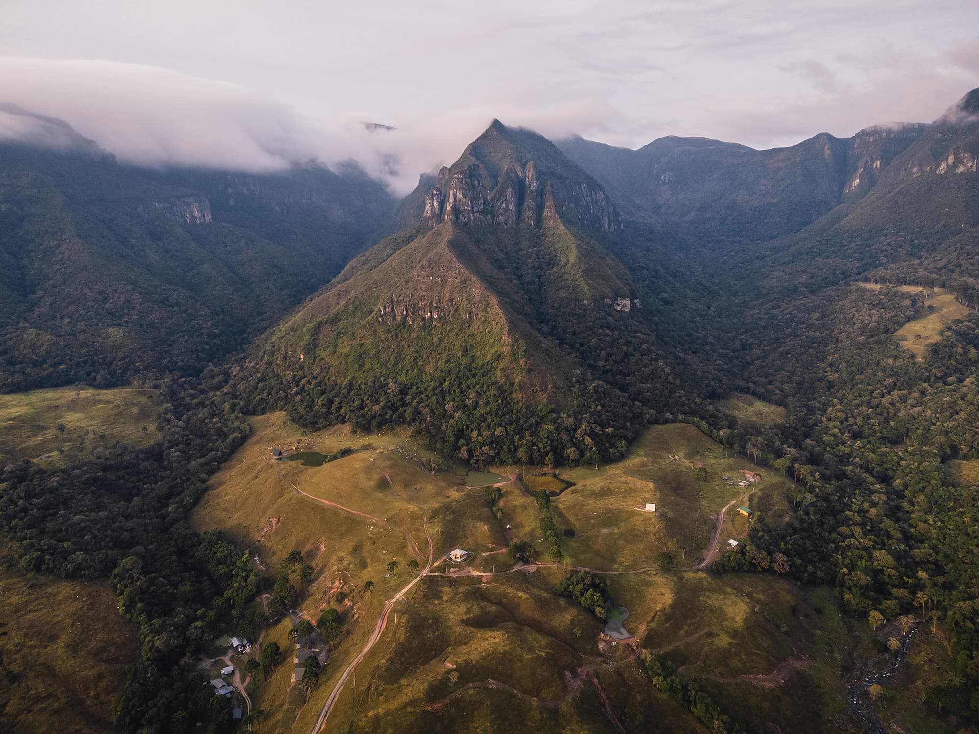 Imagem panorâmica de grandes formações rochosas