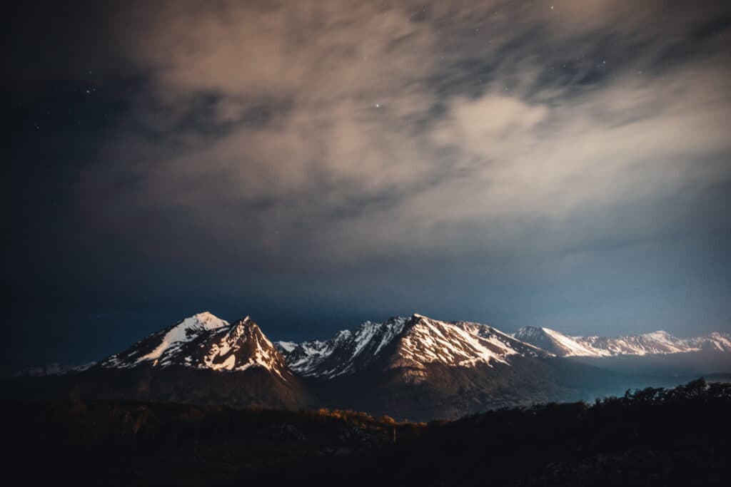 Montanhas cobertas de gelo em Ushuaia na Argentina