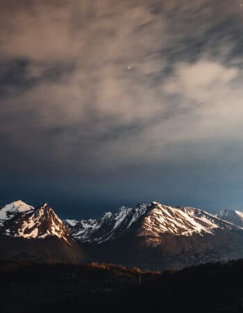 Montanhas cobertas de gelo em Ushuaia na Argentina