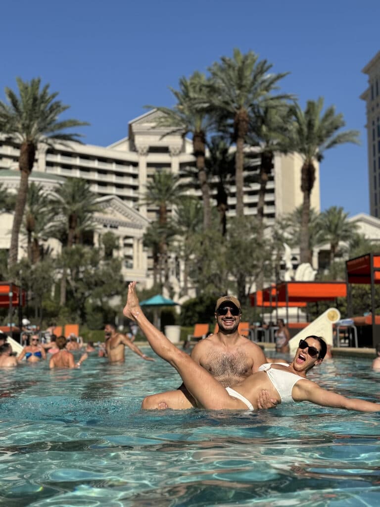 Casal se abraçando na pscina de um hotel em Las Vegas / Foto: @localizandocheckin