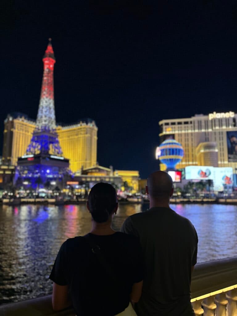 Casal a noite olhando para a torre eiffel de Las Vegas