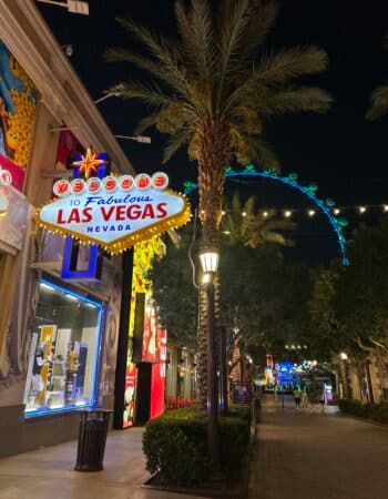 Placa amarela escrita Las Vegas no meio de uma das ruas de Las Vegas, em Nevada nos Estados Unidos