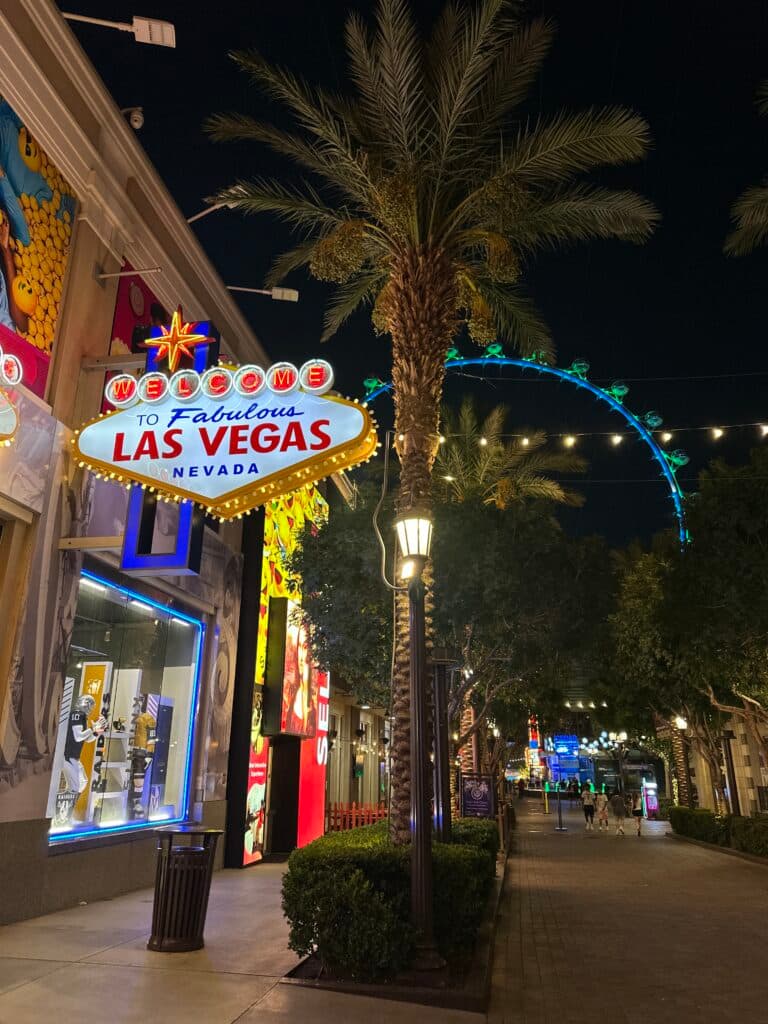 Placa amarela escrita Las Vegas no meio de uma das ruas de Las Vegas, em Nevada nos Estados Unidos