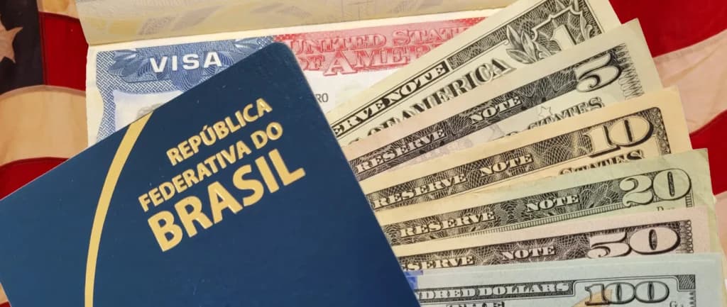 Visto b1 b2 americano sobre uma bandeira dos estados unidos com notas de dólares de diversos valores entre o visto e um passaporte brasileiro que está acima de tudo