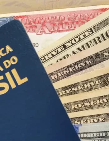 Visto b1 b2 americano sobre uma bandeira dos estados unidos com notas de dólares de diversos valores entre o visto e um passaporte brasileiro que está acima de tudo